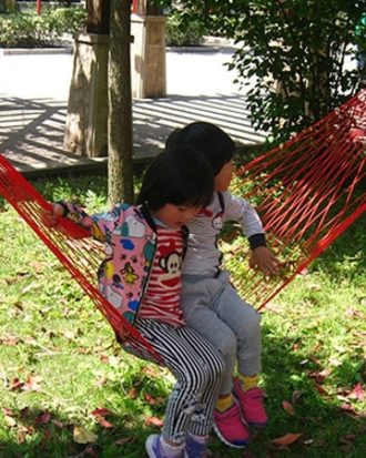 Hanging Nylon Mesh Rope Hammock Sleeping Hanging Bed (Red)